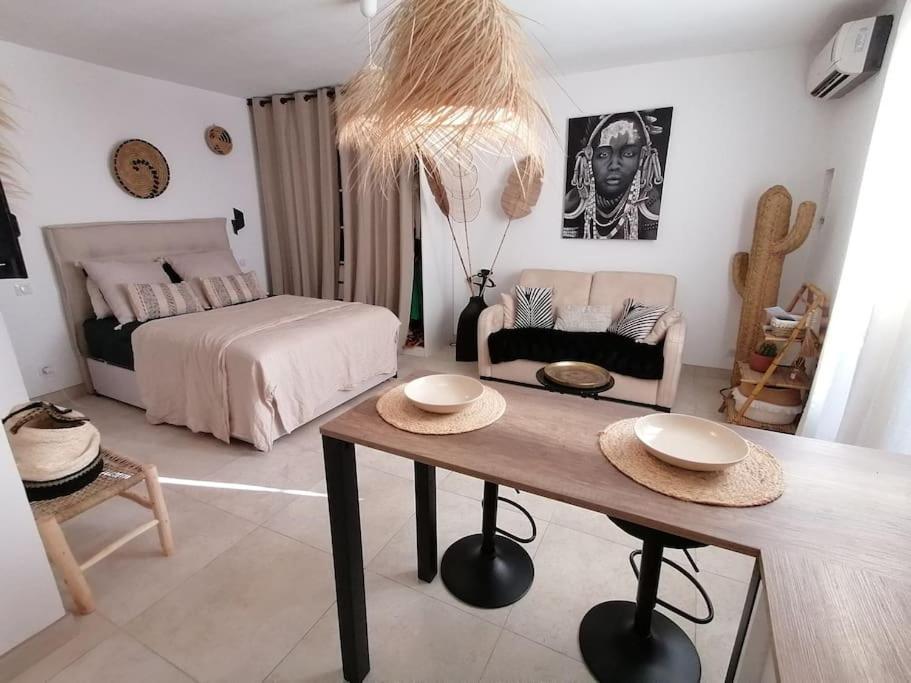 Superbe Studio Ethnique Apartment อิแยร์ ภายนอก รูปภาพ