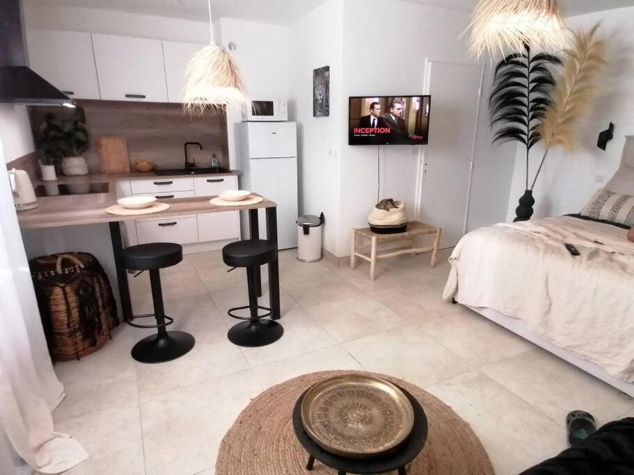 Superbe Studio Ethnique Apartment อิแยร์ ภายนอก รูปภาพ