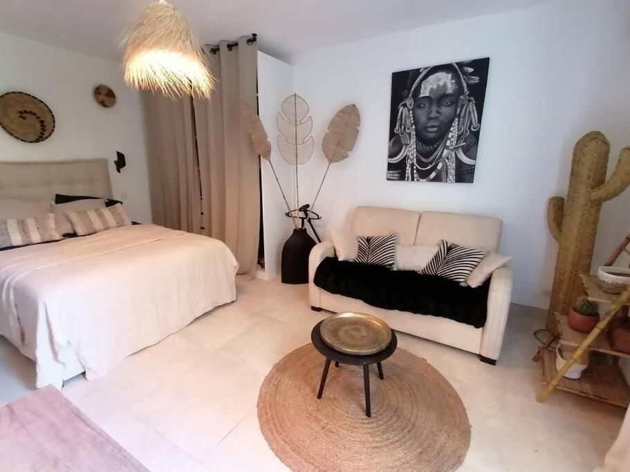 Superbe Studio Ethnique Apartment อิแยร์ ภายนอก รูปภาพ