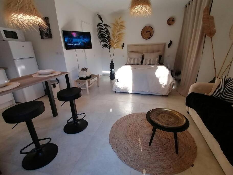 Superbe Studio Ethnique Apartment อิแยร์ ภายนอก รูปภาพ